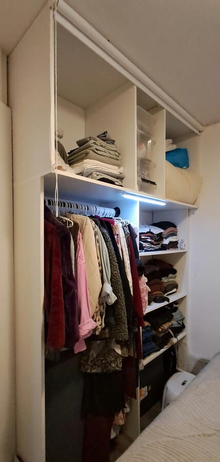 Open kledingkast in een zeer kleine ruimte *open wardrobe in a very limited space*