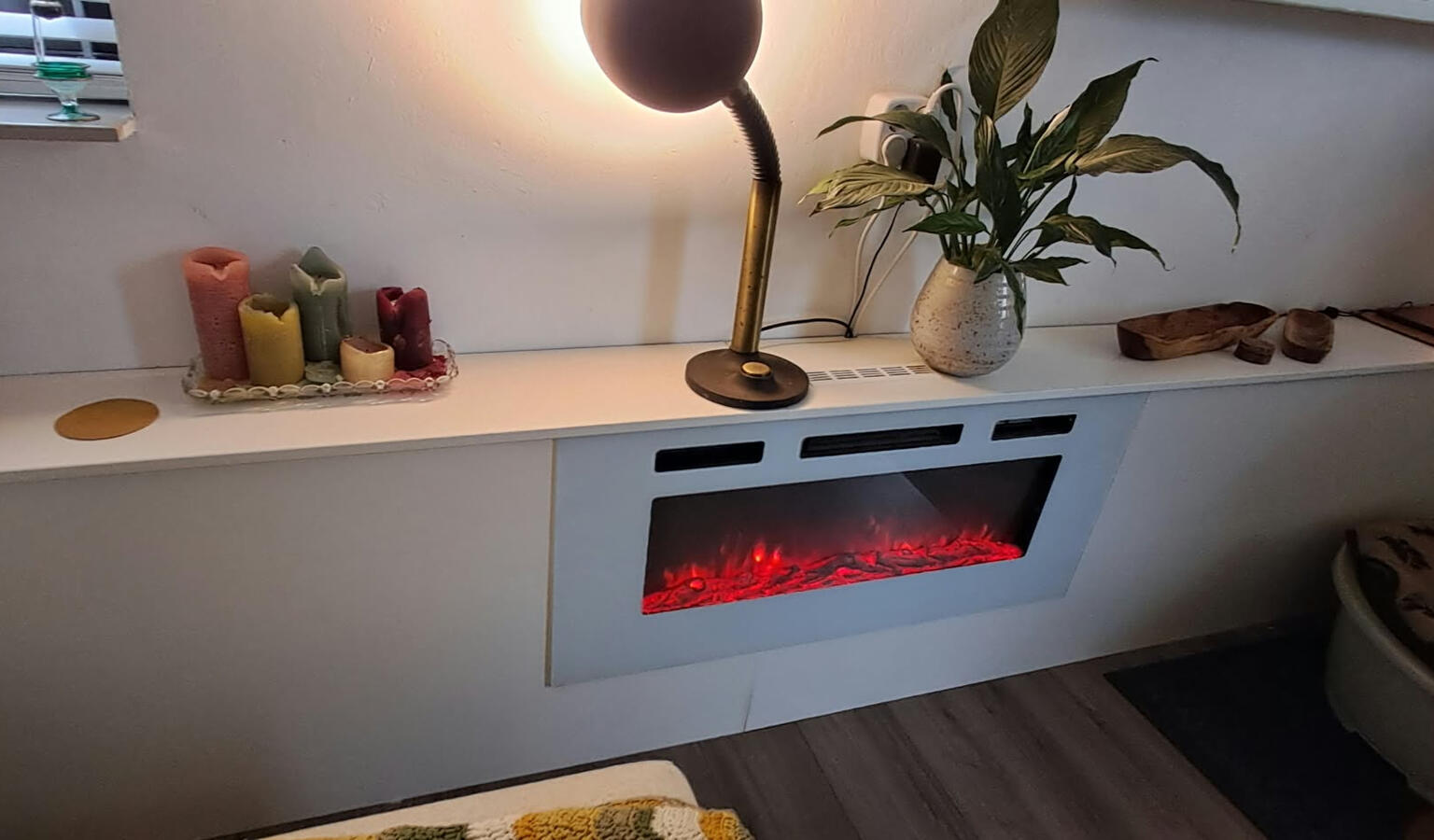 Doorlopende lambrisering met geïntegreerde elektrische kachel *recessed wall panelling with integrated electric fireplace*